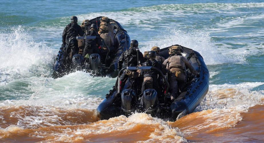 Lanchas de la Armada durante una exhibición militar en la Playa del Retín en marzo de 2025
