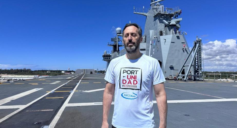Juan Luis Muñoz Escassi, impulsor del Reto Pichón, en la cubierta de vuelo del buque 'Juan Carlos I'