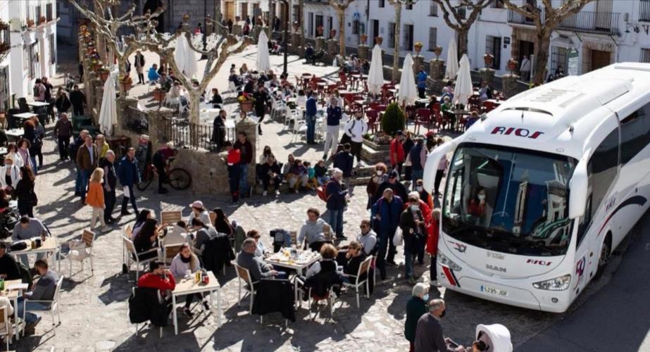 Imagen publicada por el Ayuntamiento de Grazalema donde se ve la afluencia de turistas este puente del Primero de Mayo