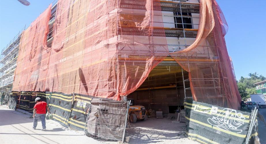 Un obrero trabaja en un bloque de viviendas en construcción.