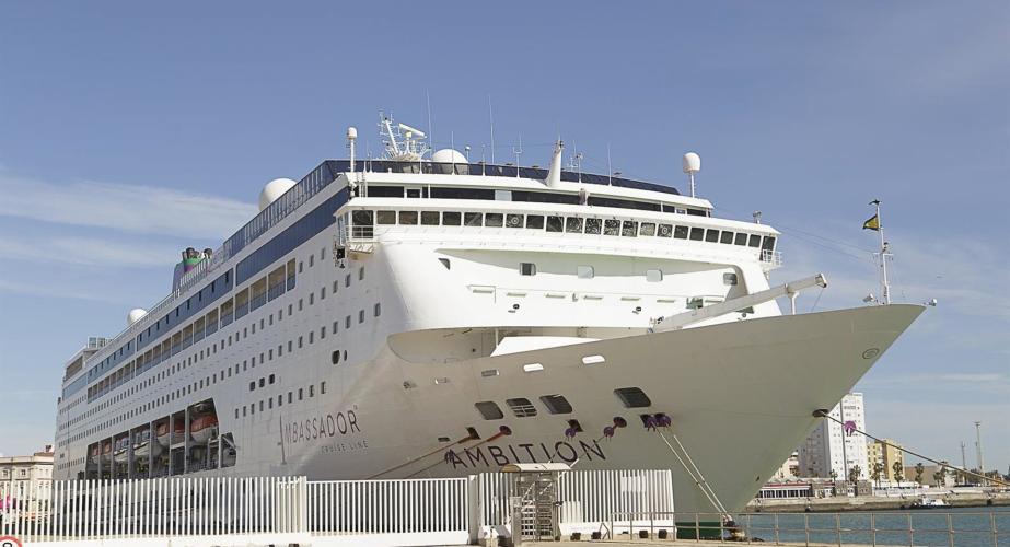 Un crucero alclado en el muelle de Cádiz 