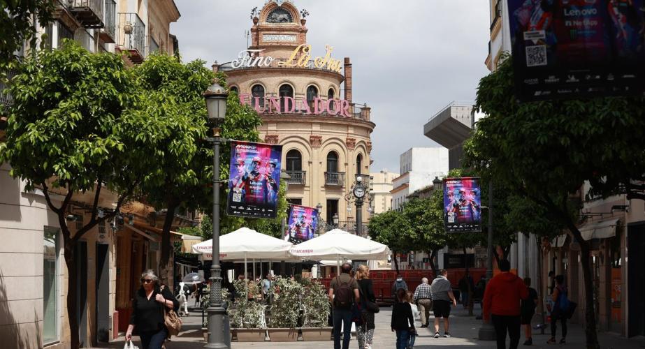 Gente paseando por una de las calles del centro histórico de Jerez.