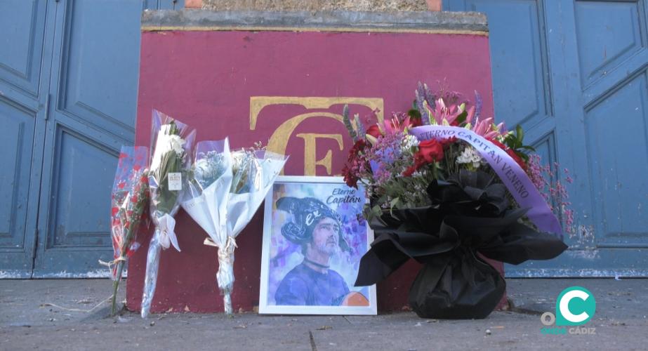 Entrega floral a las puertas del Gran Teatro Falla. 