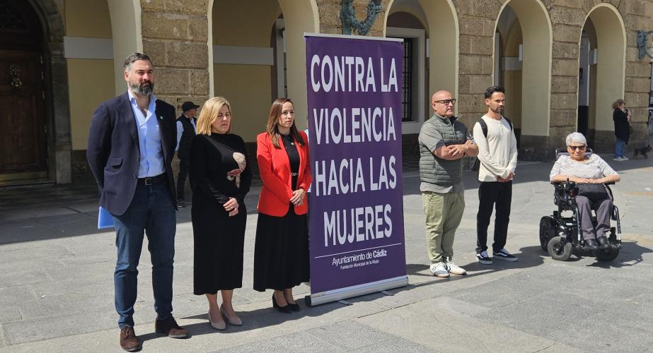 Un momento del acto al mediodía en la plaza de San Juan de Dios 
