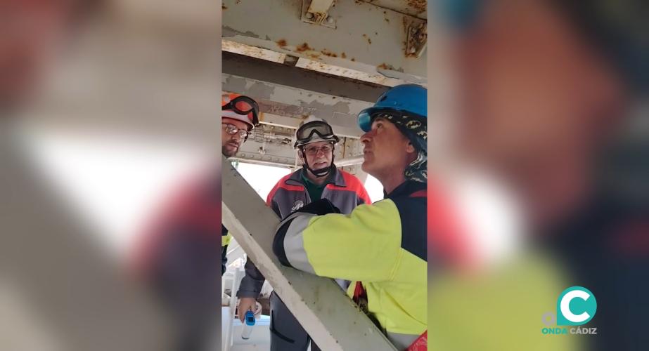 Jesús Galván y Manuel Balber han permanecidos subidos a una grúa de Navantia de San Fernando durante 28 días. 