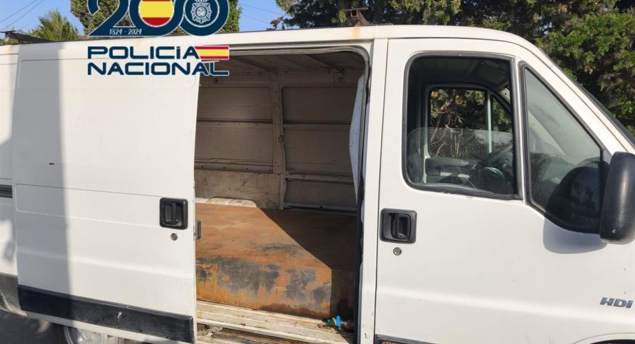 La Policía Nacional ha detenido en Sanlúcar al conductor de una furgoneta comercial.
