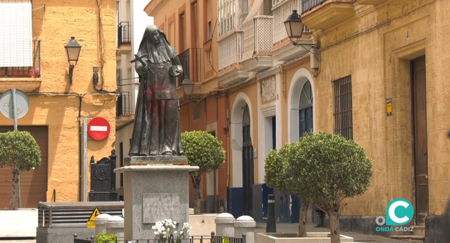Estado del monumento a Santa Ángela de la Cruz, en plaza de las Viudas. 