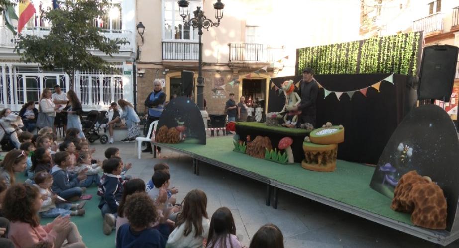 La compañía Pequeños Duendes provocó la risa y el baile entre el público asistente