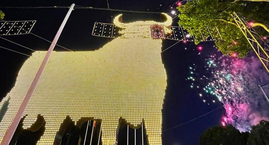 Toro de Osborne iluminado en el recinto ferial portuense