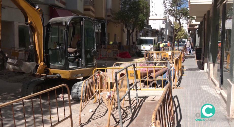 Maquinaria para los trabajos que se están efectuando actualmente en la via