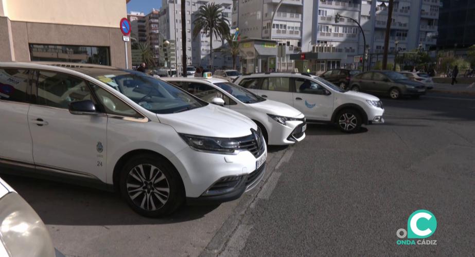 Vehículos de taxi en la parada de la Glorietas Helios de la capital gaditana