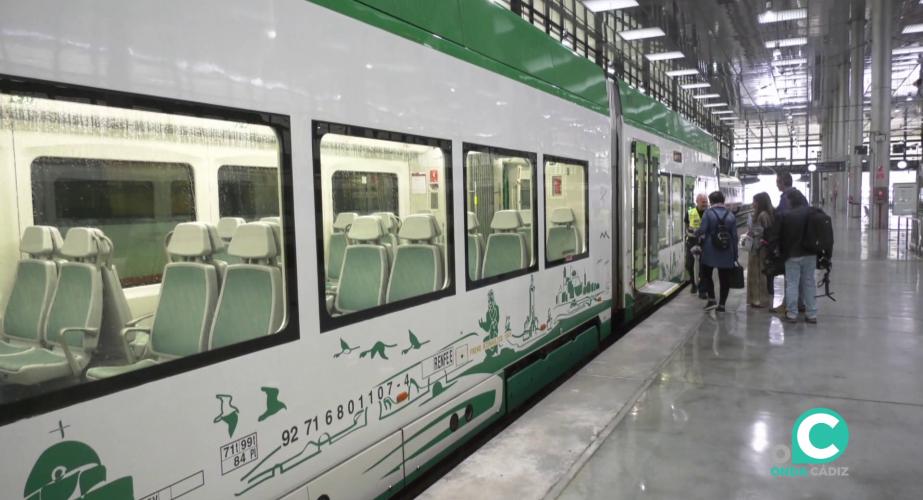 Usuarios acceden a los vagones en la estación de Cádiz