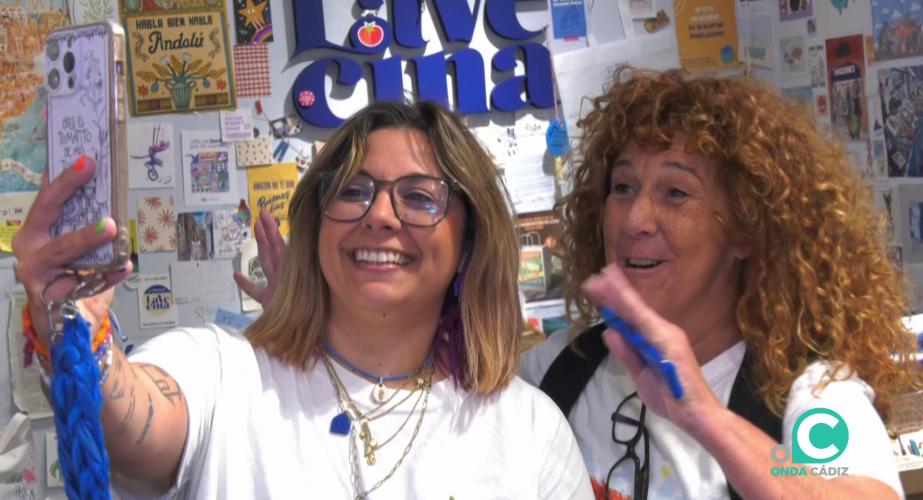 Las dueñas del local durante la realización de un video promocional 