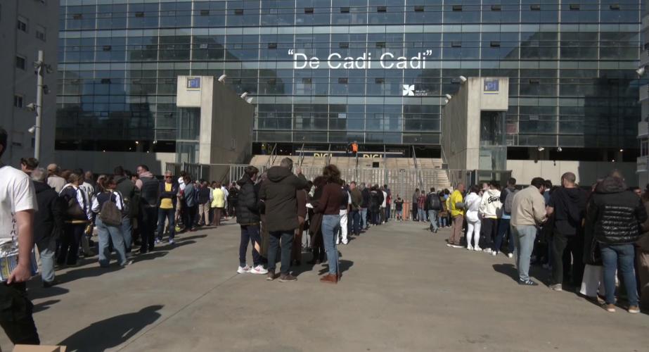 Aficionados amarillos antes del comienzo de un partido de la presente temporada