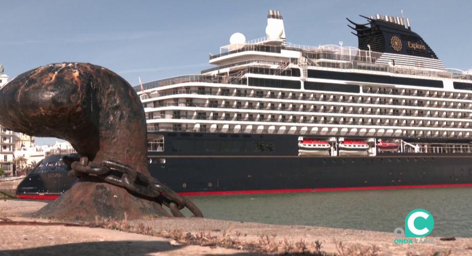 Barco de pasajeros este martes en aguas de la capital gaditana
