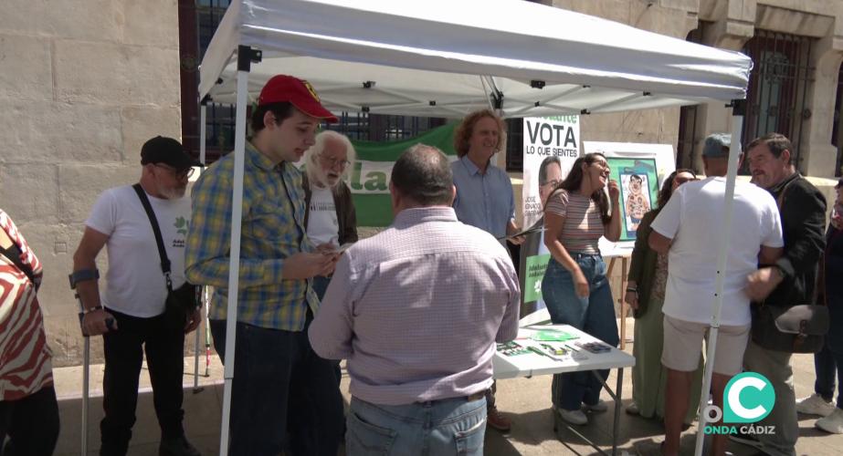 Carpa informativa instalada este martes junto a la sede de correos