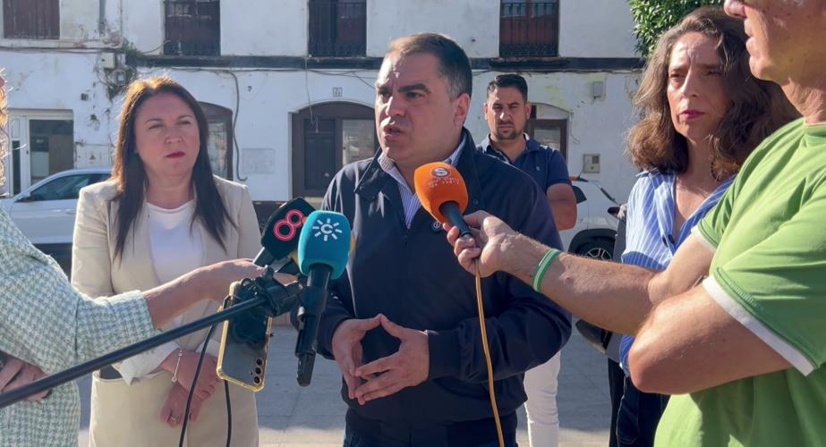 El dirigente socialista interviene ante los medios de comunicación