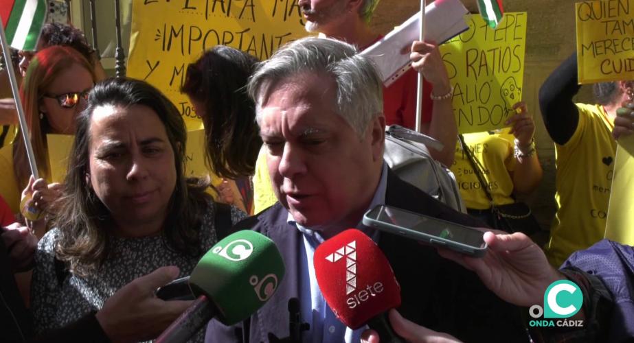 El dirigente socialista contesta a los medios durante la movilización de este jueves