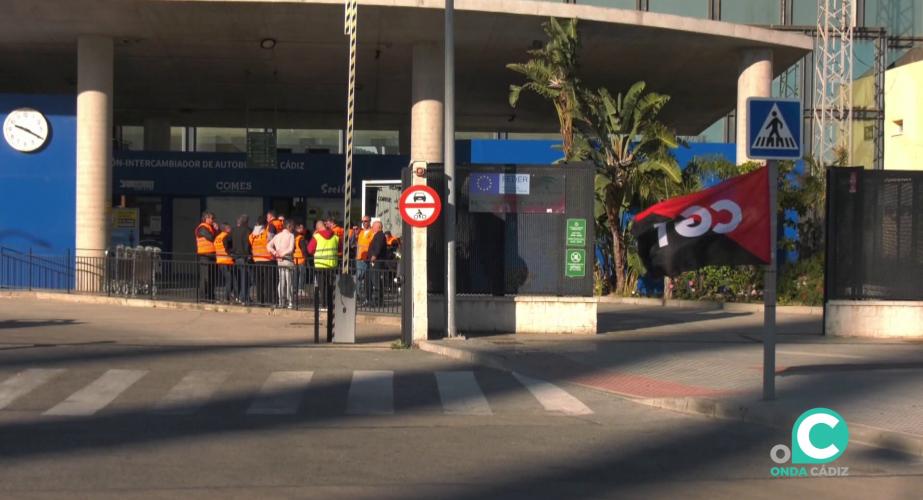 Trabajadores concentrados ante la estación de la capital gaditana durante las movilizaciones