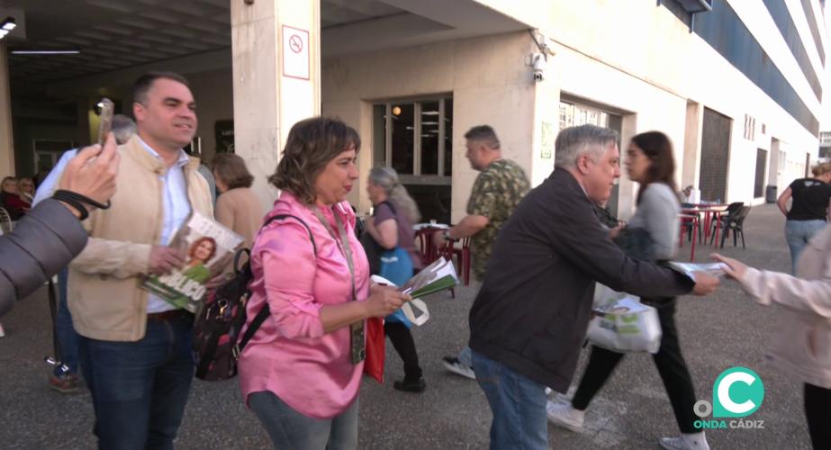 Álvarez durante un reparto electoral este viernes a las puertas del Hospital Puerta del Mar.