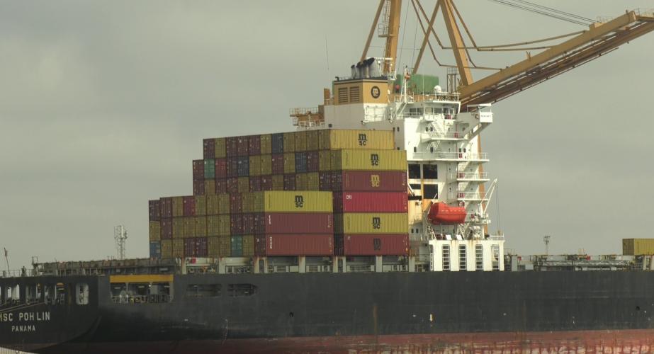 Barco csrgado de contenedores de mercancías en el muelle de la capital gaditana