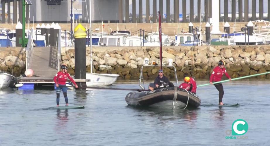 Dos practicantes de foiling en aguas de Elcano 