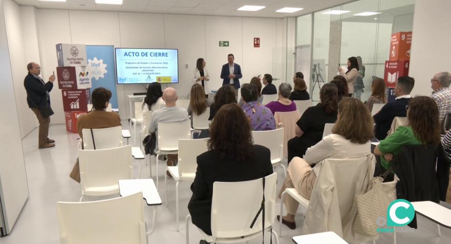 El acto de clausura contó con la presencia de autoridades al aula donde se han impartido las distintas clases