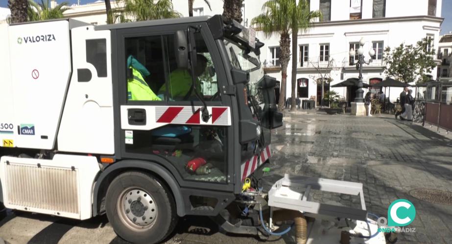 Vehículo de al empresa en la plaza de San Juan de Dios