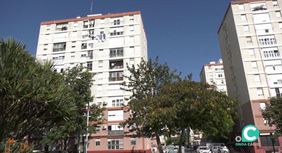 Bloque de viviendas en la barriada de Guillén Moreno por la avenida Sanidad Pública
