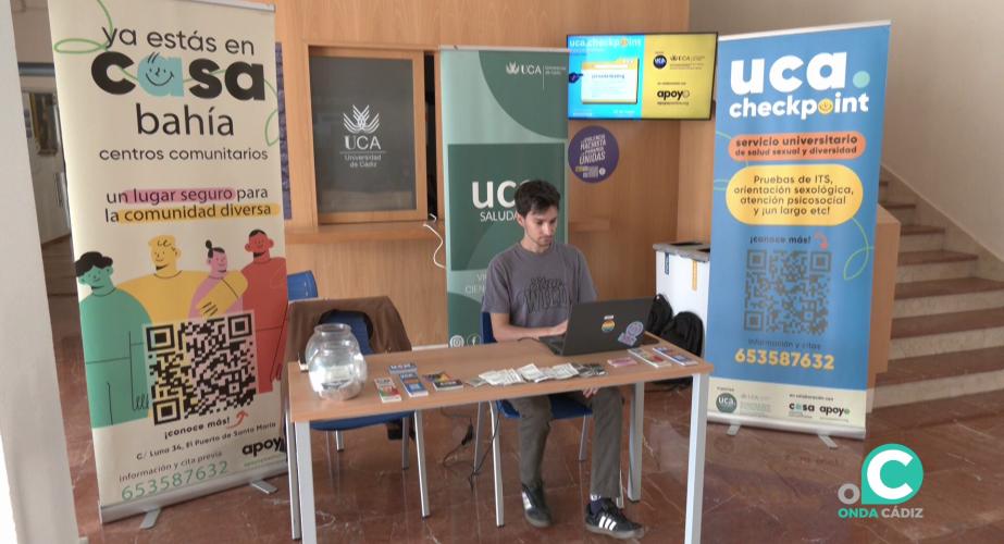Mesa informativa instalada en el interior de la Facultad de Medicina