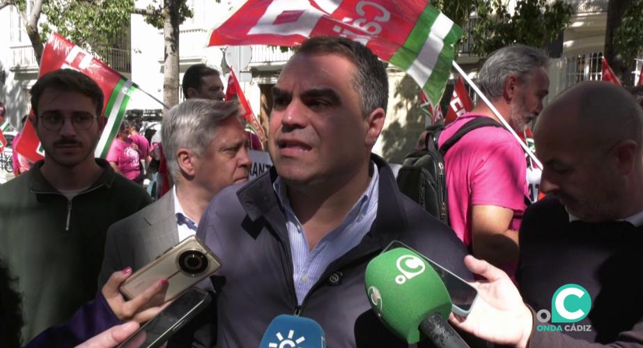El candidato por Cádiz al parlamento andaluz, Juan Cornejo, durante su intervención ante los medios