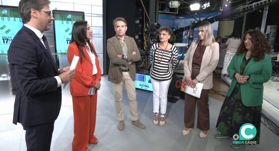 Algunos de los participantes dialogan por antes del comienzo en los estudios de la televisión local