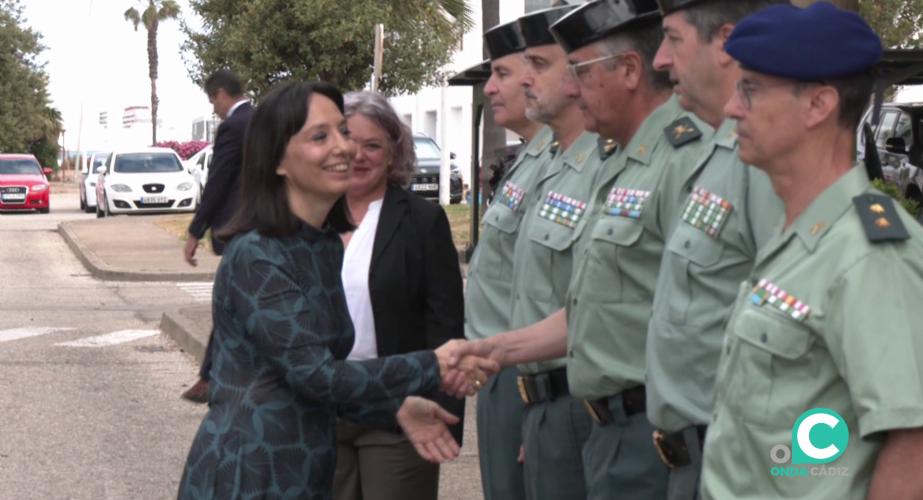 González saluda a los mandos de la benemérita a su llegada a la capital gaditana