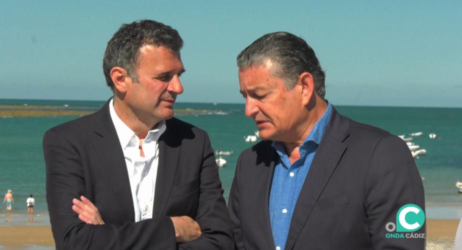 Sanz y Bruno García dialogan durante un acto de la campaña electoral en  la capital gaditana