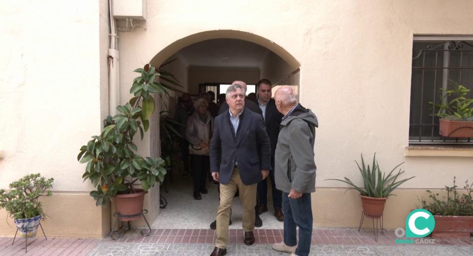 Ediles socialistas durante una visita a uno de los inmuebles afectados en una imagen de archivo