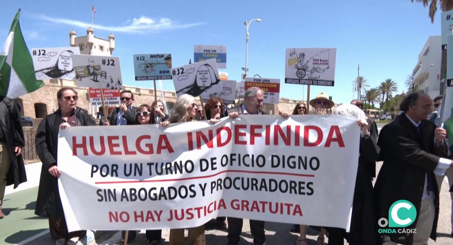 Momento de la protesta este martes ante la sede de la Subdelegación de Gobierno en Cádiz 
