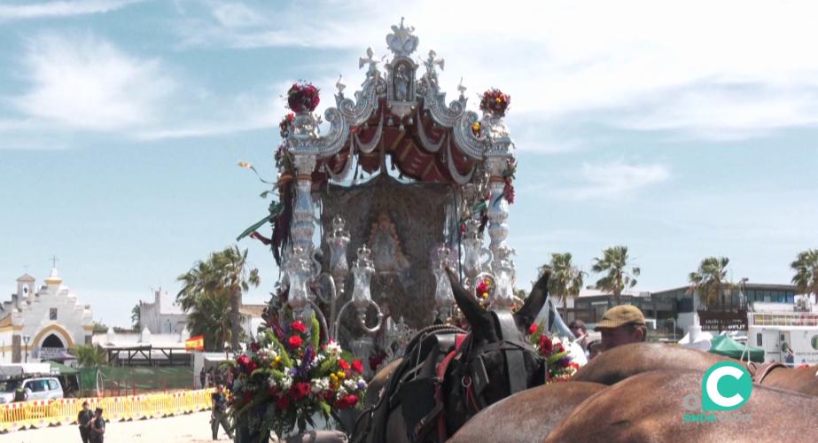 La carreta del Simpecado embarcado en la travesía fluvial hacia el Coto de Doñana
