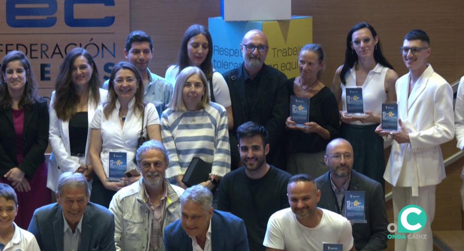 Los galardonados con las autoridades presentes tras el acto 