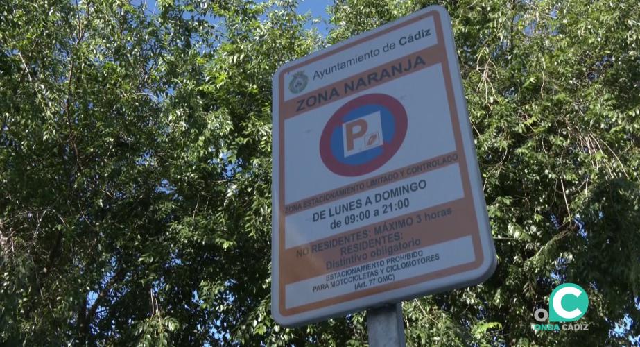Cartel de señalización de zona naranja en una calle de la capital gaditana