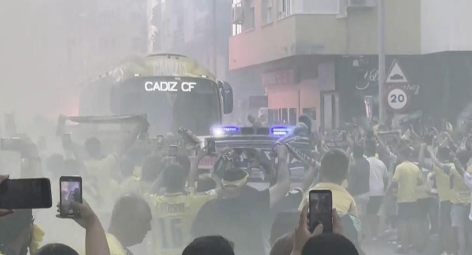 Recibimiento de los aficionados a los jugadores en un partido disputado en el feudo cadista