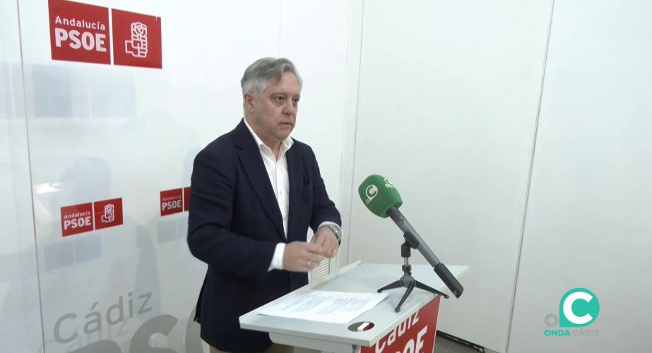 El portavoz del grupo municipal socialista durante una rueda de prensa