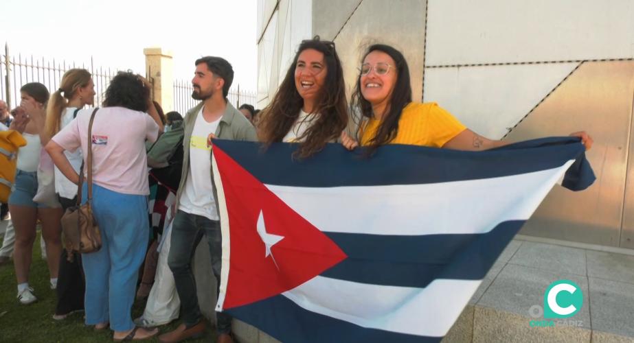 Distintas personas se manifestaron ante la entrada del muelle de la capital gaditana este viernes