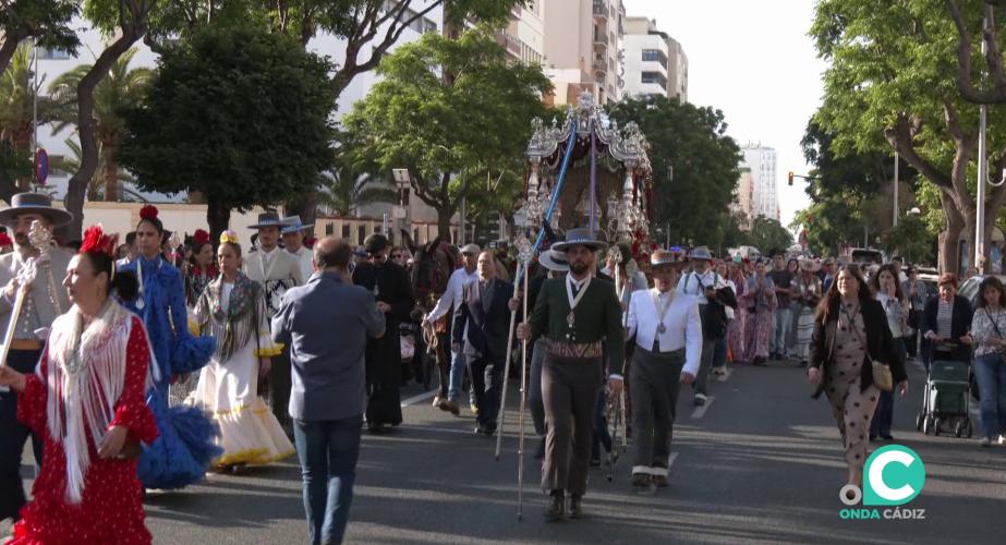Rocieros por la avenida en la partida de la peregrinación la pasada semana