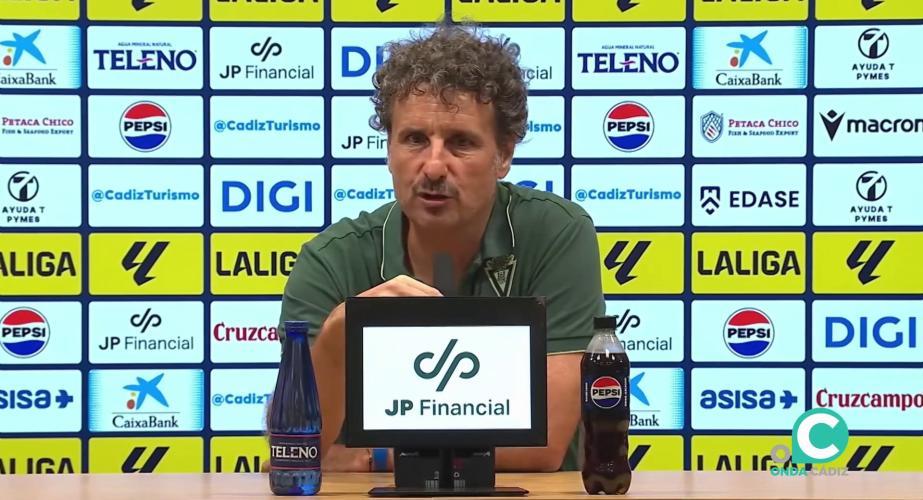 El tecnico cadista interviene en la rueda de prensa tras el partido del pasado domingo