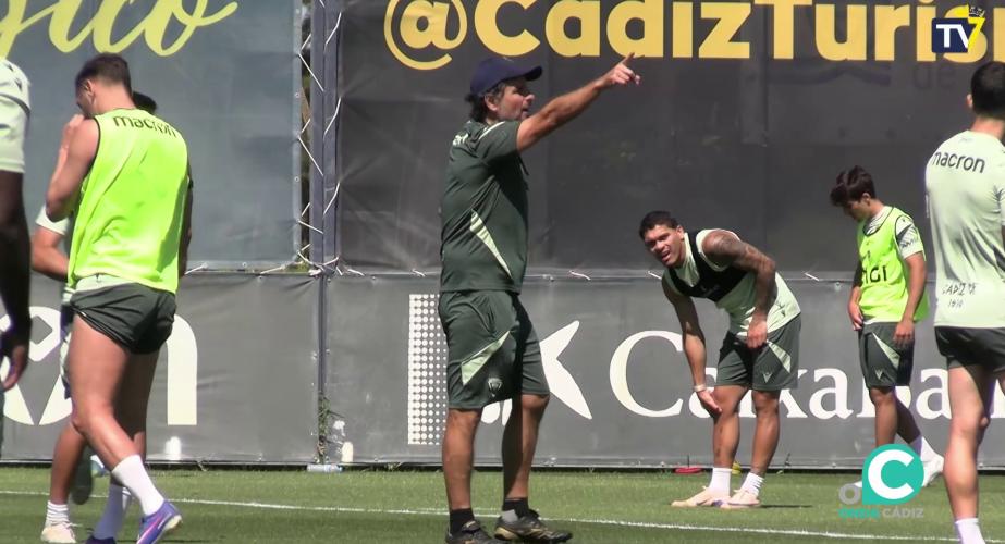 El técnico cadista imparte instrucciones a la plantilla cadita en El Rosal