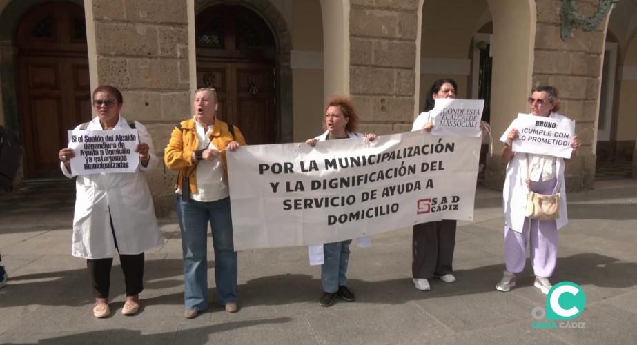 Protesta de los empleados a las puertas del Ayuntamiento de Cádiz