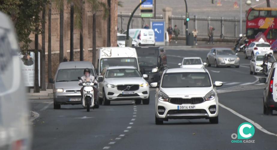 Vehículos circulando por el interior de la ciudad