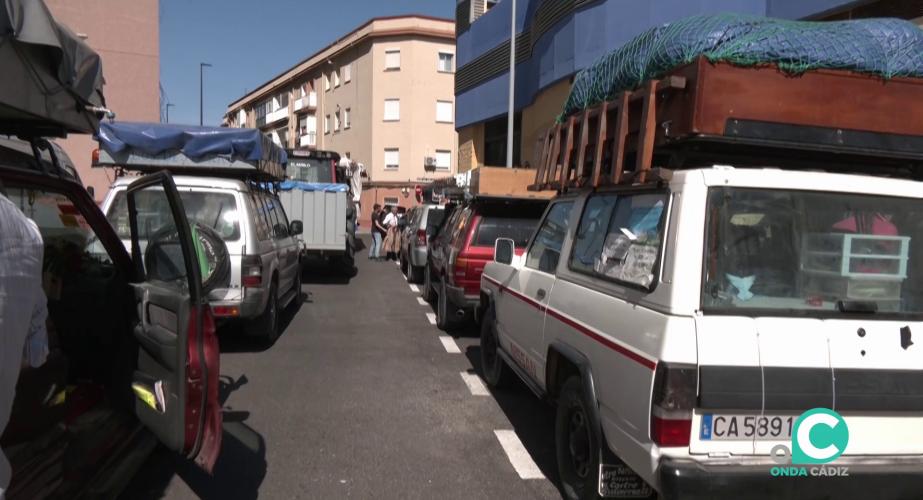 Los vehículos estacionados ante la Casa de Hermandad de la capital gaditana