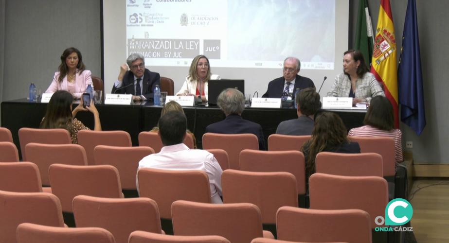 Intervención de una de las sesiones celebradas en la capital gaditana