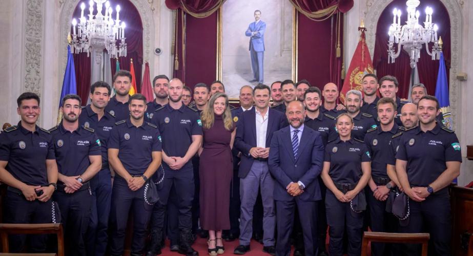 Foto grupal tras la recepción celebrada en el Salón de Plenos este lunes